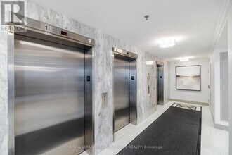 75 King St E in Mississauga, ON - Building Photo - Building Photo