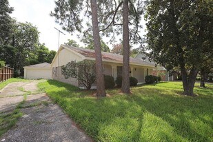 11735 N Willowdale Cir in Houston, TX - Building Photo