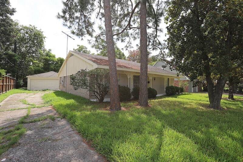 11735 N Willowdale Cir in Houston, TX - Foto de edificio