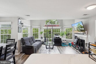 5604 Willoughby Newton Dr in Centreville, VA - Building Photo - Building Photo
