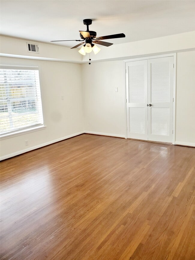 property at 7953 Ridgeview Dr