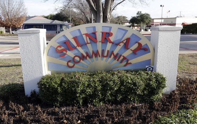 Sunray Community in Richardson, TX - Foto de edificio - Building Photo