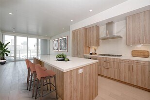 2047 Westcreek Ln in Houston, TX - Building Photo