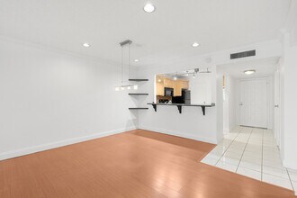 6300 S Falls Cir Dr in Lauderhill, FL - Building Photo - Building Photo