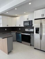 1054-1058-1058 SW 2nd St in Hallandale Beach, FL - Building Photo