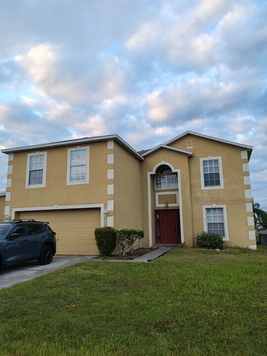302 Aylesbury Ct in Kissimmee, FL - Foto de edificio