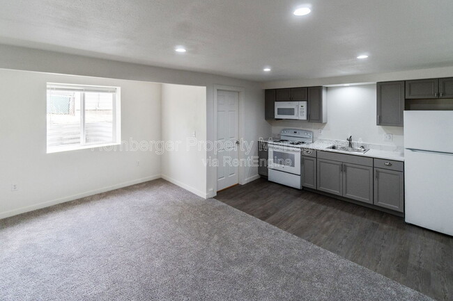 property at 911 E Bridgeport Ave