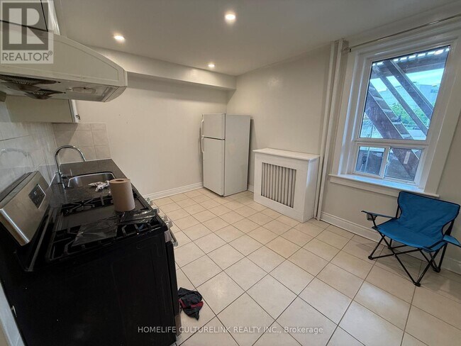 158 Danforth Ave in Toronto, ON - Building Photo - Building Photo