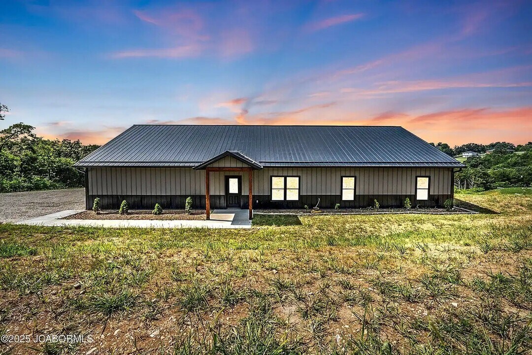 8206 Big Meadows Rd in Jefferson City, MO - Foto de edificio