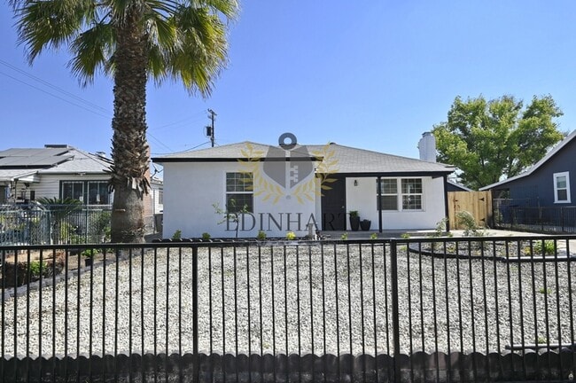 1584 N Carruth Ave in Fresno, CA - Building Photo - Building Photo