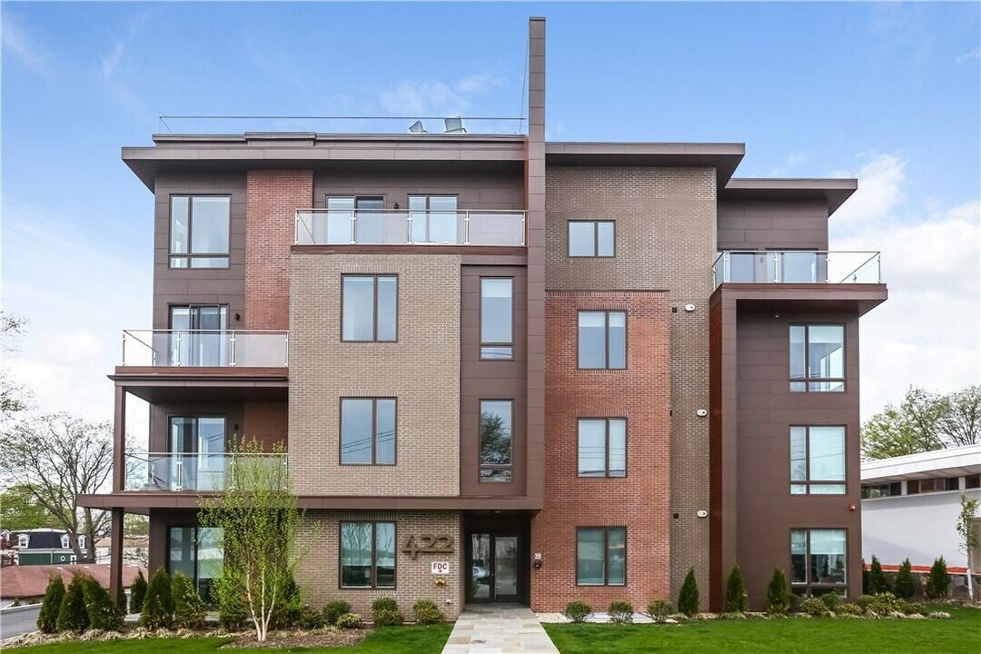 422 E Boston Post Rd in Mamaroneck, NY - Building Photo