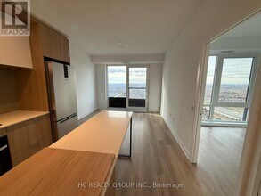 395 Square One Dr in Mississauga, ON - Building Photo - Building Photo