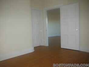 62 Boylston St, Unit 214 in Boston, MA - Building Photo - Building Photo