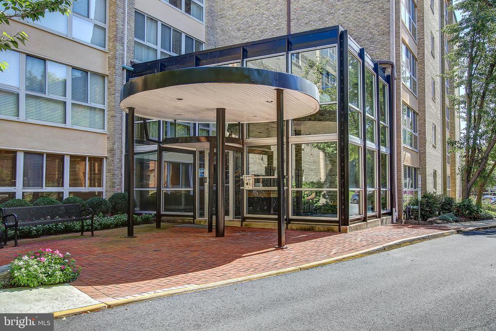 4970 Battery Ln in Bethesda, MD - Foto de edificio