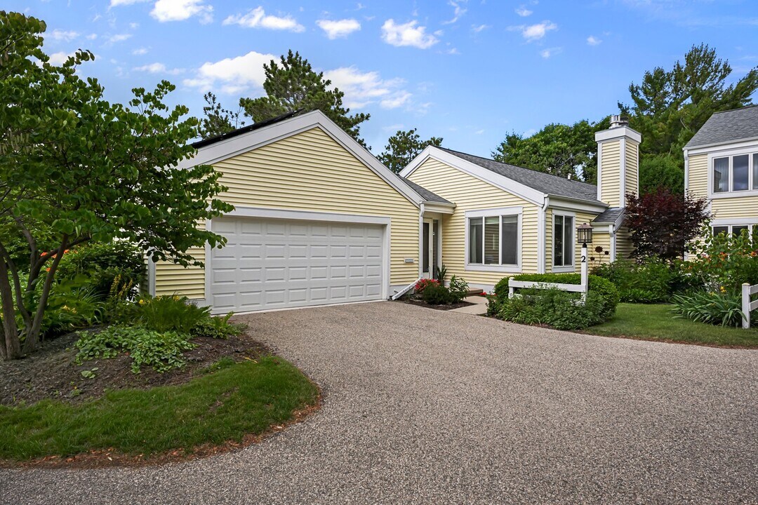 2 Red Cedar Trl in Madison, WI - Building Photo