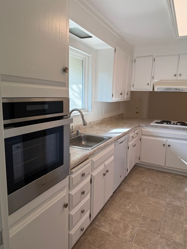 1562 Oakroyal Dr in Concord, CA - Building Photo - Building Photo