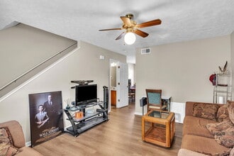 Little London in Starkville, MS - Foto de edificio - Building Photo