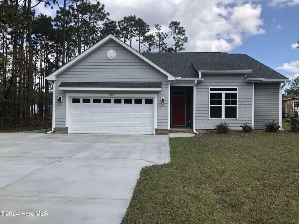 2392 E Boiling Spring Rd in Southport, NC - Building Photo