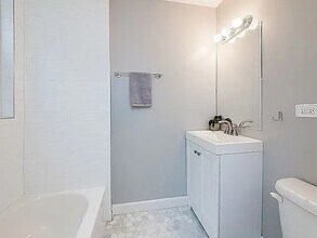 2343 W Foster Ave, Unit 2 in Chicago, IL - Foto de edificio - Building Photo