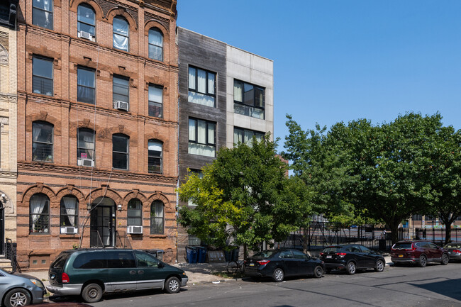 223 Pulaski St in Brooklyn, NY - Building Photo - Building Photo