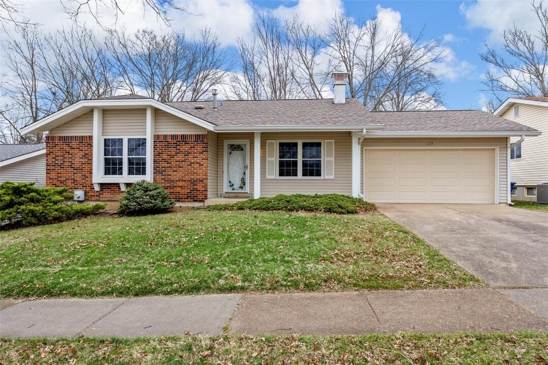 215 Shadyoak Dr in Ballwin, MO - Foto de edificio