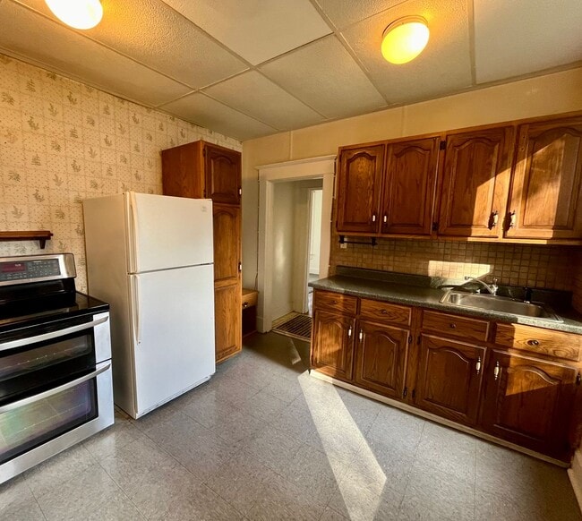 property at 201 E 6th St