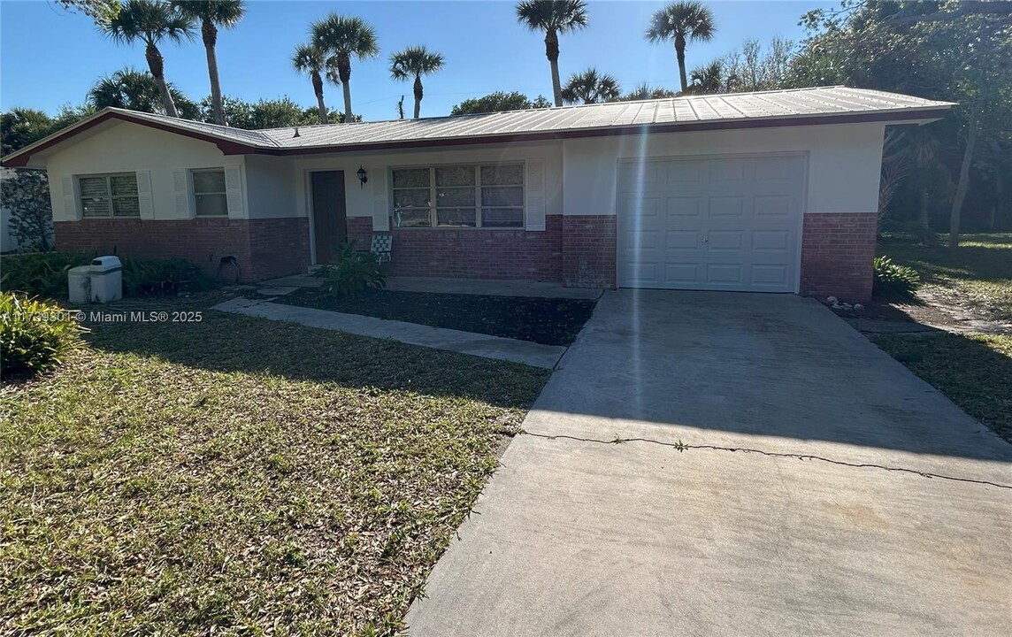 2309 Oak Dr in Fort Pierce, FL - Building Photo