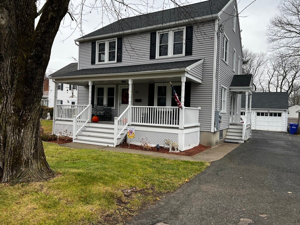 24 Lawncrest Rd in Danbury, CT - Building Photo