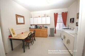 1383 Commonwealth Ave, Unit 8 in Boston, MA - Building Photo - Building Photo