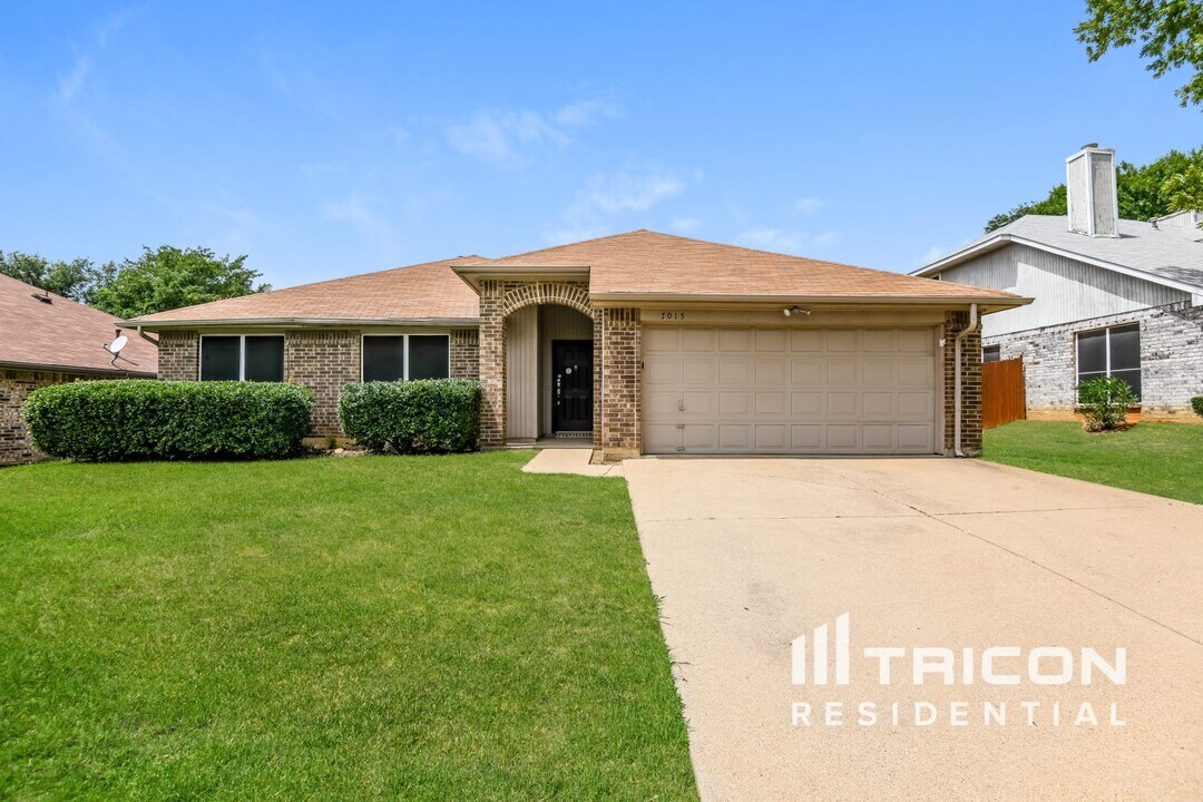 7015 Escondido Dr in Arlington, TX - Building Photo