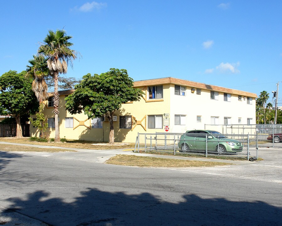 155 NW 10th St in Homestead, FL - Foto de edificio