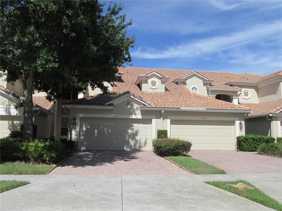 8244 Vía Vivaldi in Orlando, FL - Building Photo
