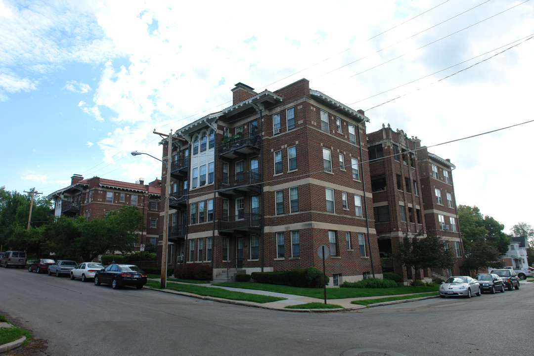 St. Regis Apartments in Omaha, NE - Building Photo