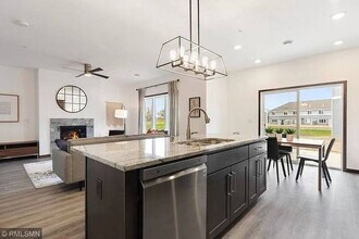 22128 Brenly Wy in Rogers, MN - Foto de edificio - Building Photo