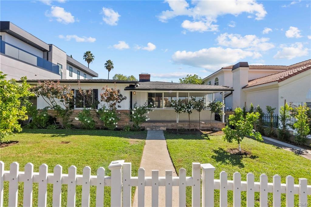 1056 E Orange Grove Ave in Burbank, CA - Building Photo