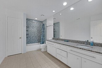 4422 Warwick Dr in Sugar Land, TX - Building Photo - Building Photo