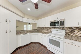 803 Montrose Dr, Unit 201 in Venice, FL - Building Photo - Building Photo