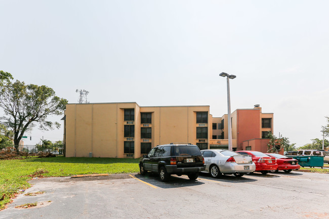 Martin Fine Villas in Miami, FL - Foto de edificio - Building Photo