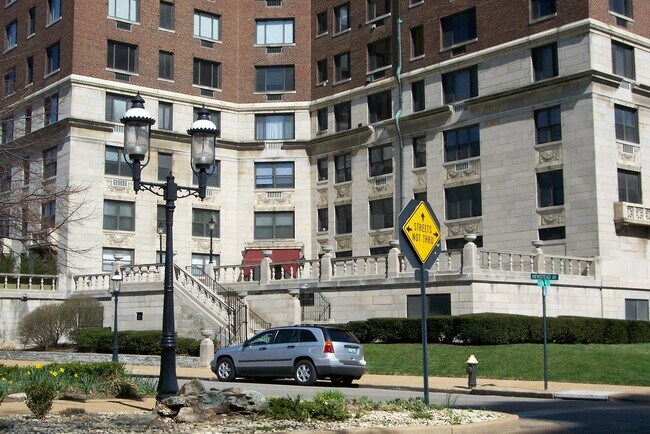 The Greystone Condominium in St. Louis, MO - Building Photo - Building Photo