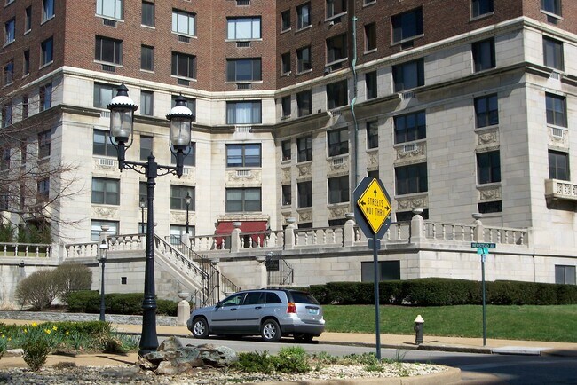 The Greystone Condominium in St. Louis, MO - Foto de edificio - Building Photo