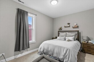 2418 W Medill Ave, Unit 2 in Chicago, IL - Building Photo - Building Photo