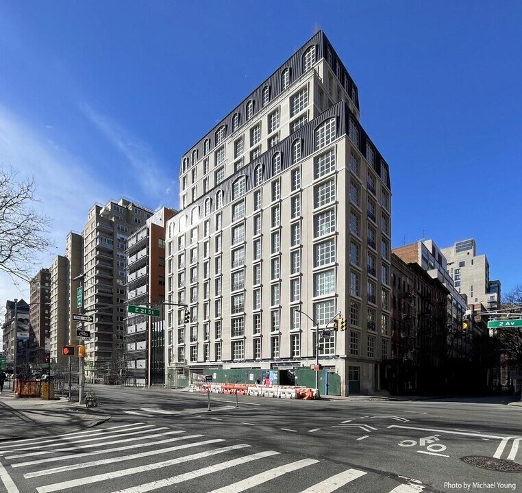 250 E 21st St in New York, NY - Building Photo