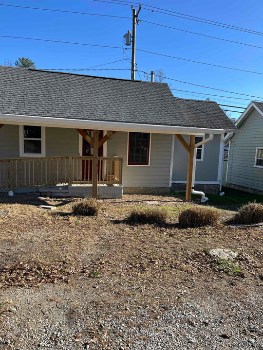 61 Bent Oaks Ln in Hendersonville, NC - Foto de edificio
