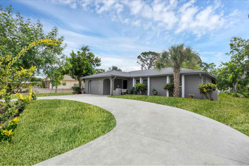 1087 Baffin Dr in Venice, FL - Building Photo