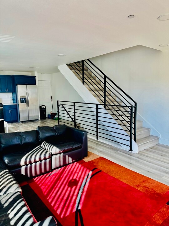 215 E 29th St in Los Angeles, CA - Building Photo