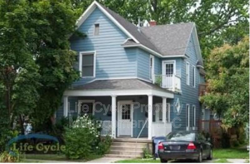 241 Lane Ave NW in Grand Rapids, MI - Foto de edificio
