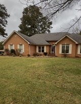 212 Brooks Dr in Sheffield, AL - Building Photo