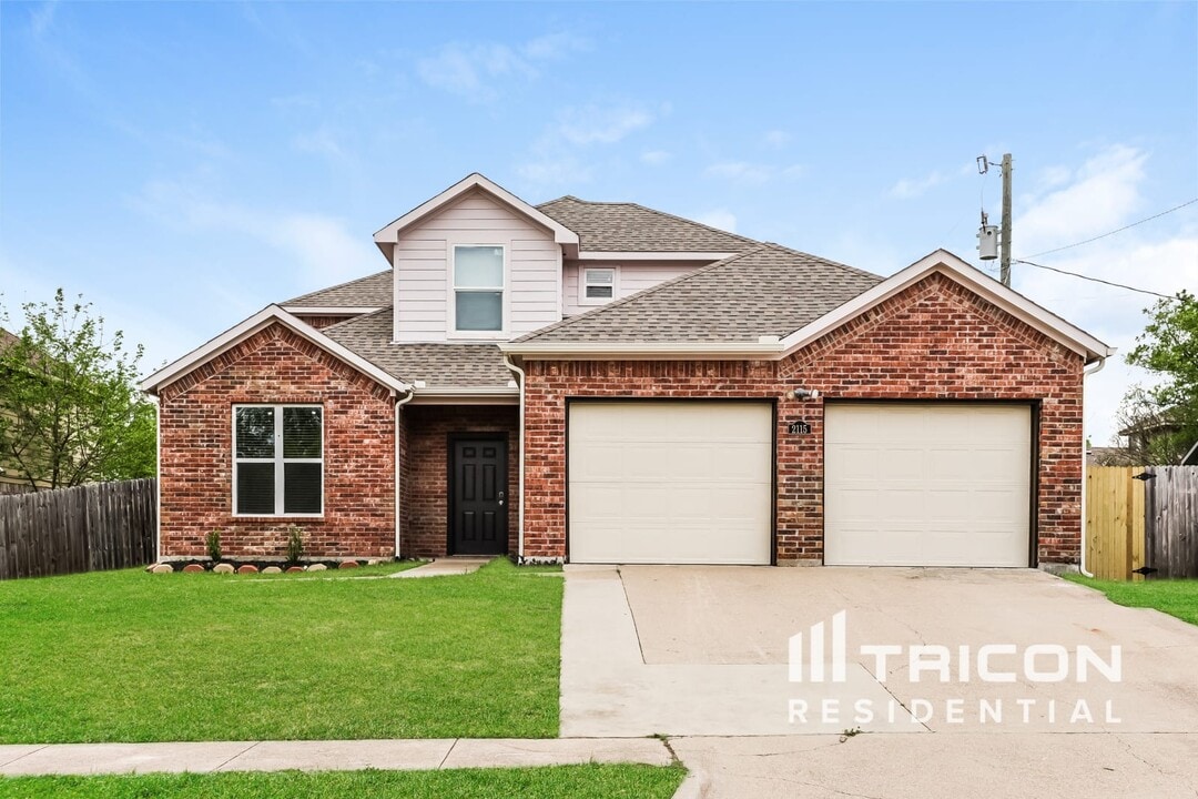 2115 Mesa Wood Dr in Glenn Heights, TX - Building Photo