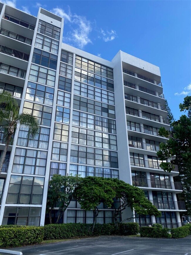 property at 1000 Parkview Dr