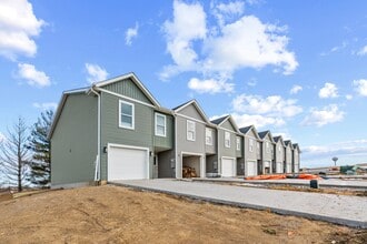 311 Hickory Dr in West Branch, IA - Foto de edificio - Building Photo